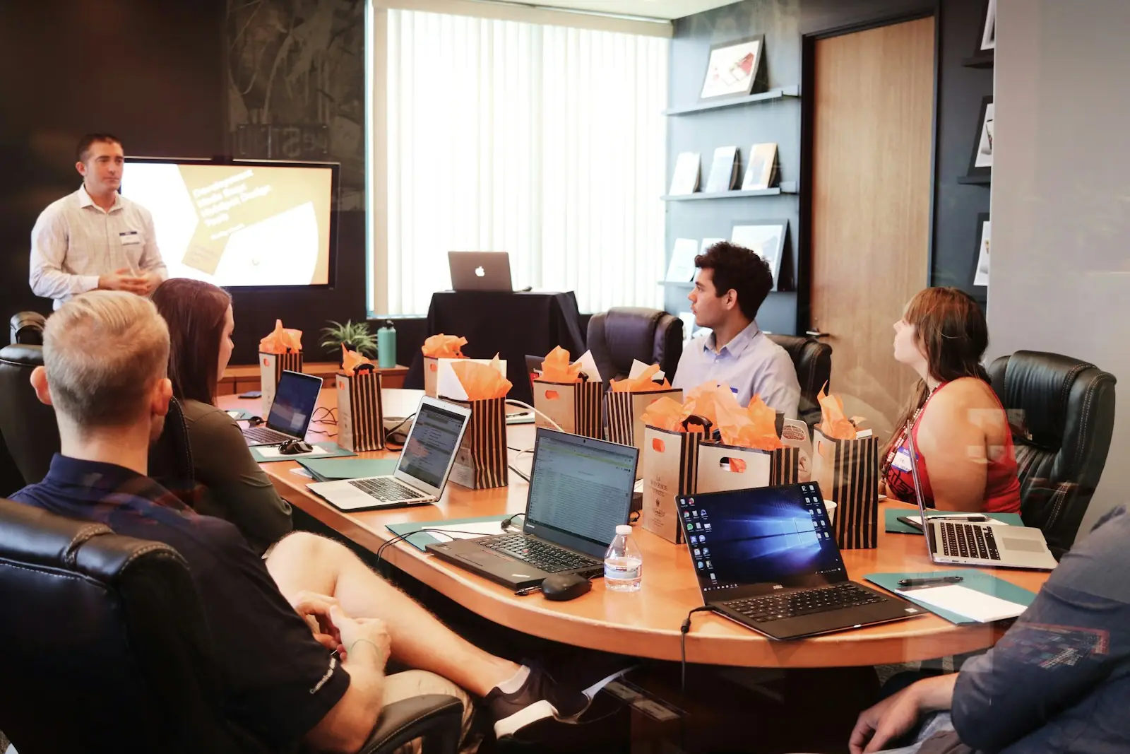 Reunião de equipe com notebooks