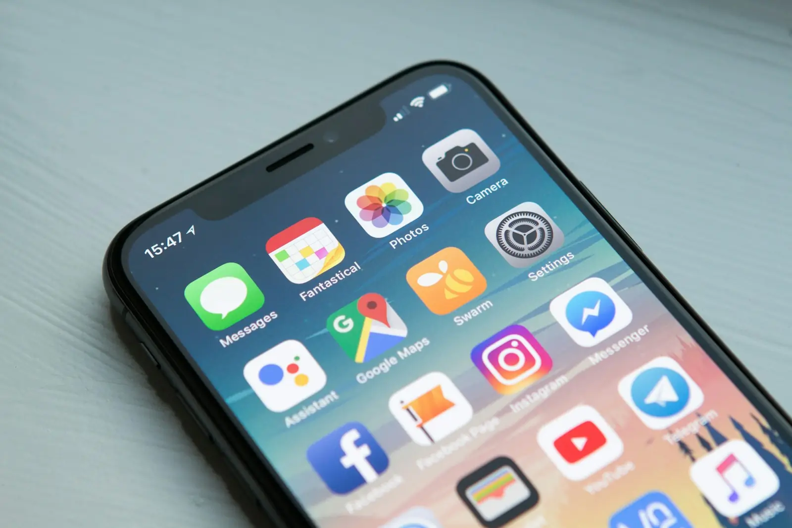Celular com vários aplicativos de mensagem na tela