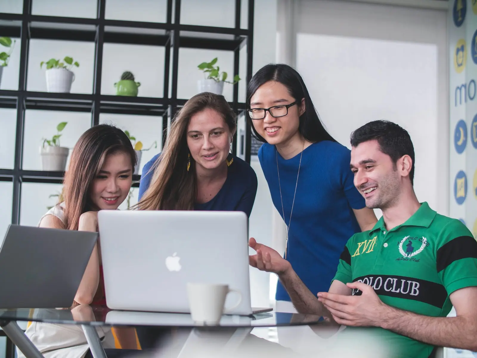 Equipe reunida em frente a um notebook